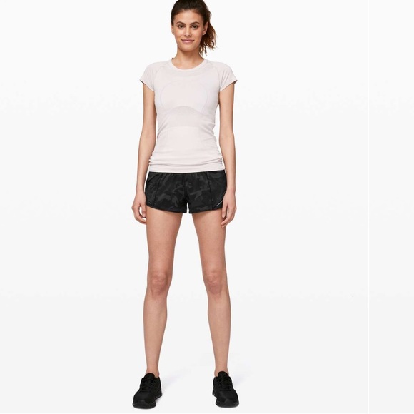 Lululemon Hotty Hot Low Rise Shorts 2.5” Black Multi Incognito Camo Size 10 Tall - Picture 4 of 13